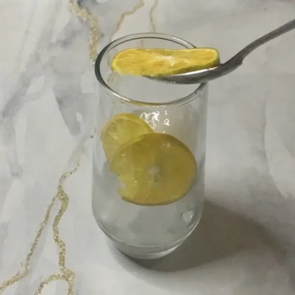 Masukan es batu & irisan jeruk ke dalam gelas saji