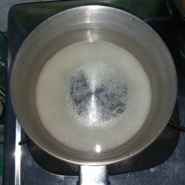 Rebus air dan gula sampai mendidih dan gula larut.