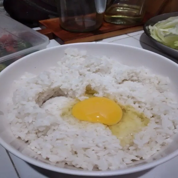 Campur nasi putih dengan telur, aduk rata.