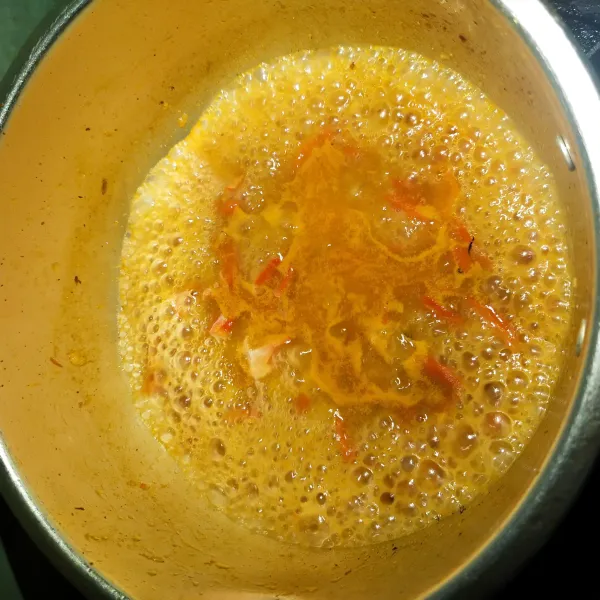 Kemudian tambahkan air secukupnya lalu masukkan saus tomat saus cabai garam penyedap rasa dan gula pasir dan siram dengan larutan maizena
