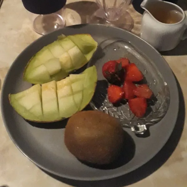 Siapkan buah melon,strawberi ,kiwi hijau dan gula cair.