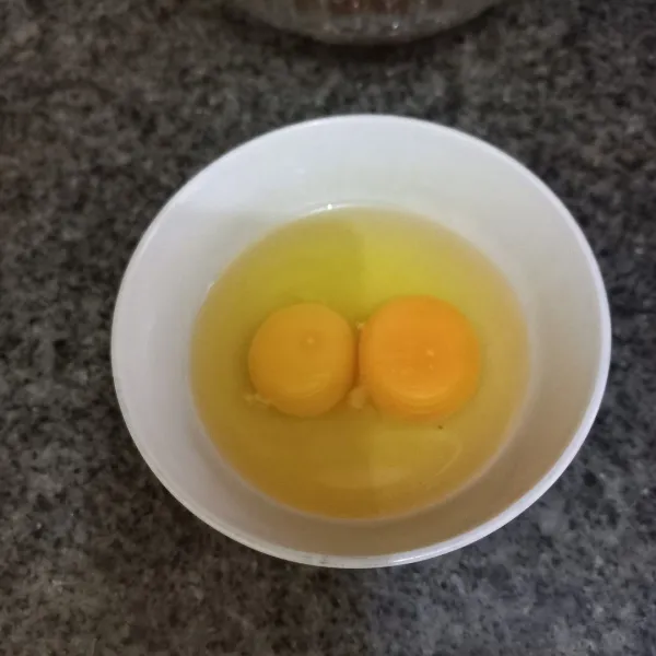 Kocok lepas telur beserta garam dan kaldu jamur.