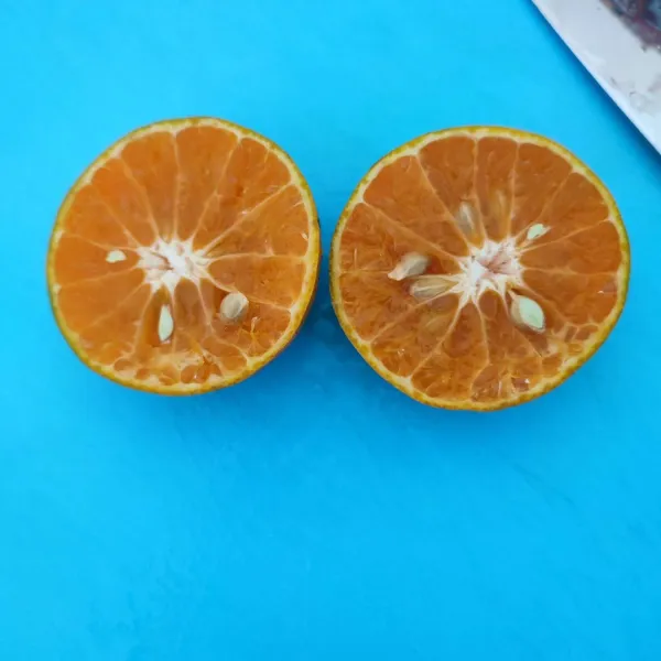 Belah dua jeruk buah.