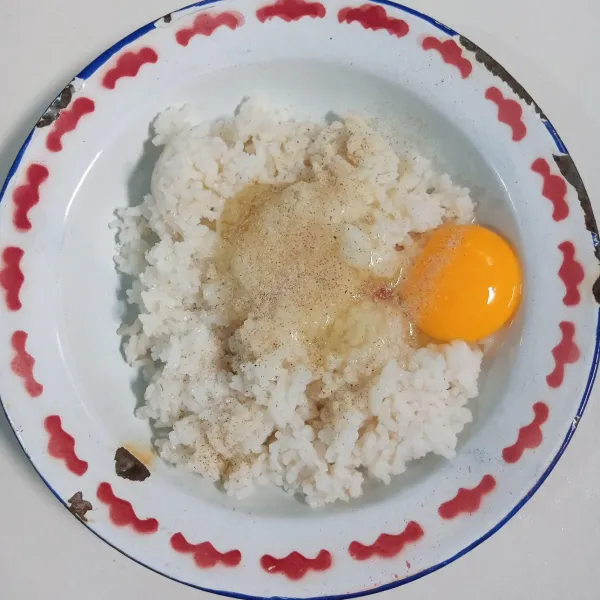 Campur telur, nasi, garam dan lada bubuk. Aduk rata.