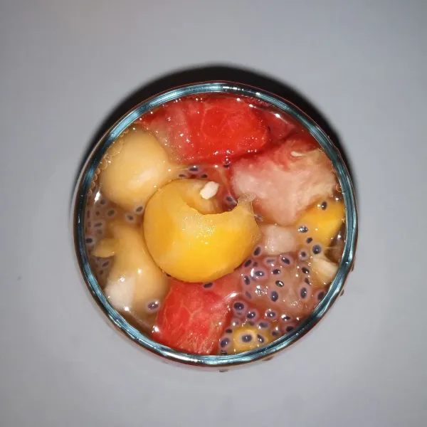 Masukkan ke dalam gelas dan tambahkan es batu. Sajikan dalam keadaan dingin.