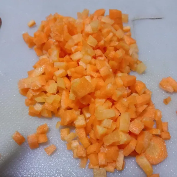 Cuci bersih wortel, kupas, lalu cincang halus.