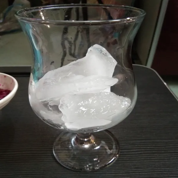 Siapkan gelas saji, masukan es batu secukupnya.