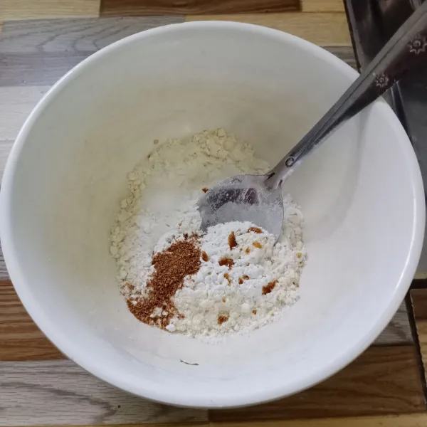 Dalam wadah masukkan terigu, tepung beras, garam, kaldu bubuk, ketumbar bubuk dan bawang putih bubuk.