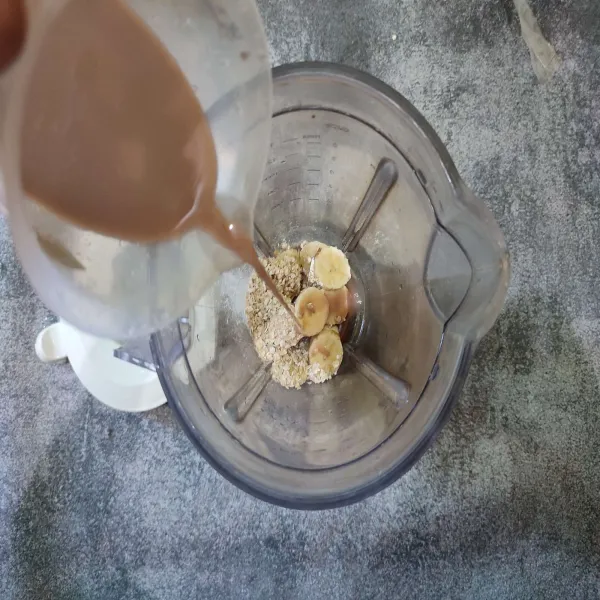 Tambahkan susu coklat dan susu kental manis.