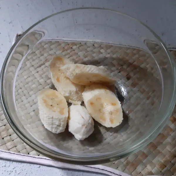 Letakkan irisan pisang dalam mangkuk.