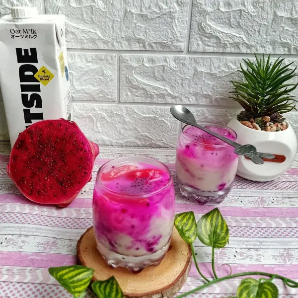 Lalu taruh irisan kolang-kaling di tengah gelas dan minuman siap disajikan.