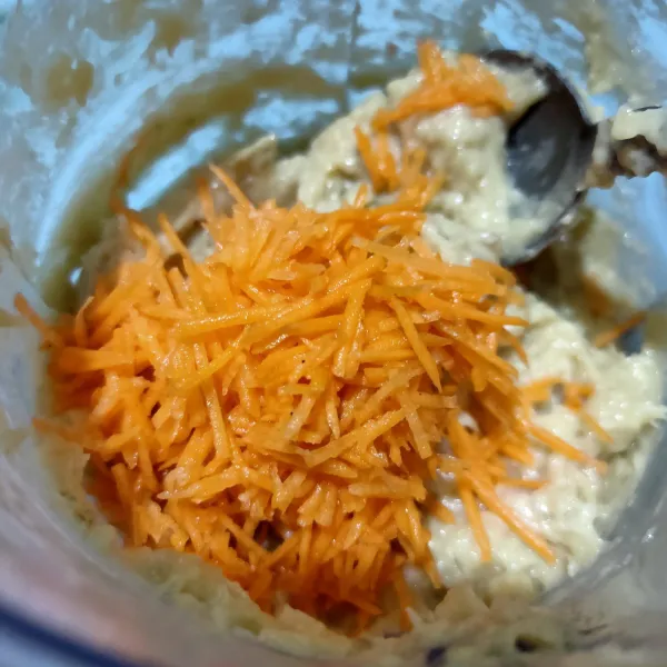 Masukkan wortel yang sudah di parut lalu aduk rata, koreksi rata dengan menggoreng sedikit adonan.