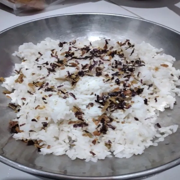 Campur nasi putih dengan furikake atau bumbu nori original.