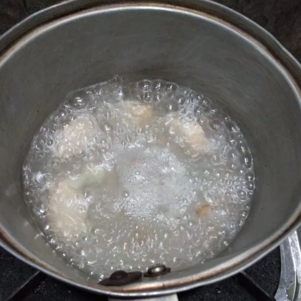 Rebus ayam, bawang putih dan jahe, tambahkan minyak wijen, garam dan lada, aduk hingga rata, masak hingga ayam matang.