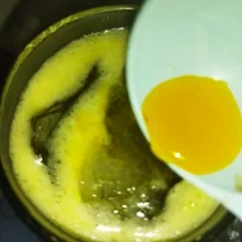 Terakhir masukkan sirup jeruk, aduk rata lalu nikmati.