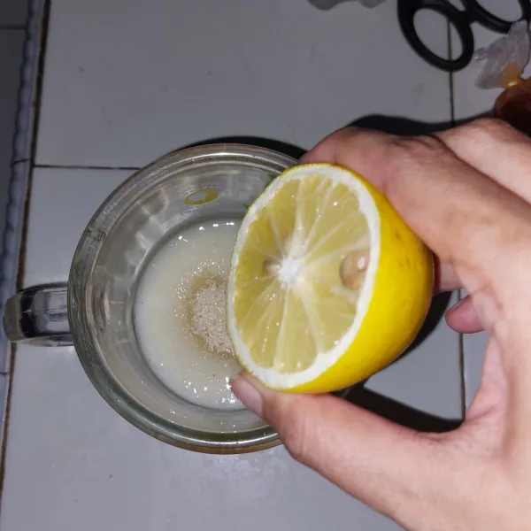 Tambahkan air lemon lalu aduk rata.