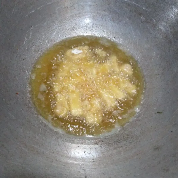 Lalu goreng di dalam minyak yang sudah panas. Goreng hingga matang dan siap di sajikan.
