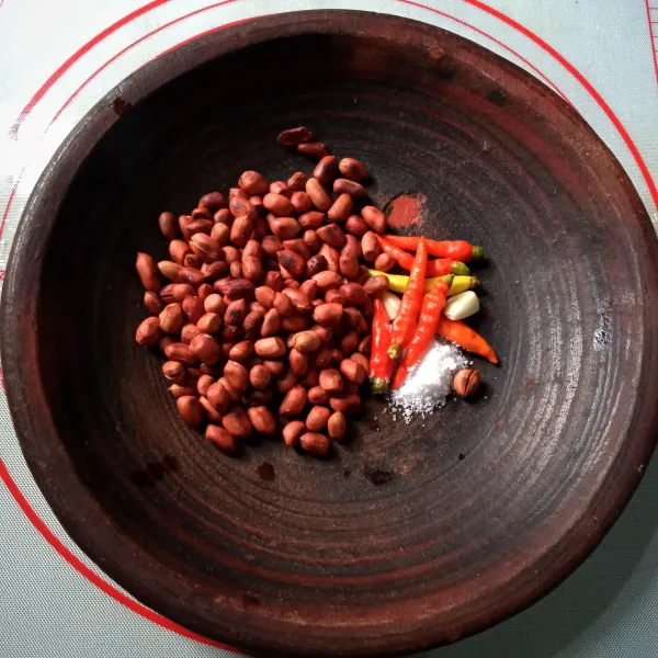 Uleg kacang tanah goreng/ sangrai bersama bawang putih, cabe rawit, gula merah dan garam.