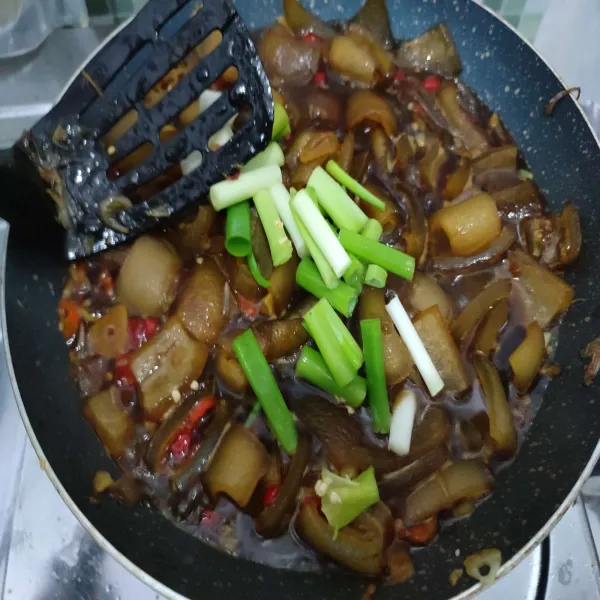 Tambahkan daun bawang, aduk rata.