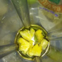 Siapkan blender, masukkan potongan nanas dan air.