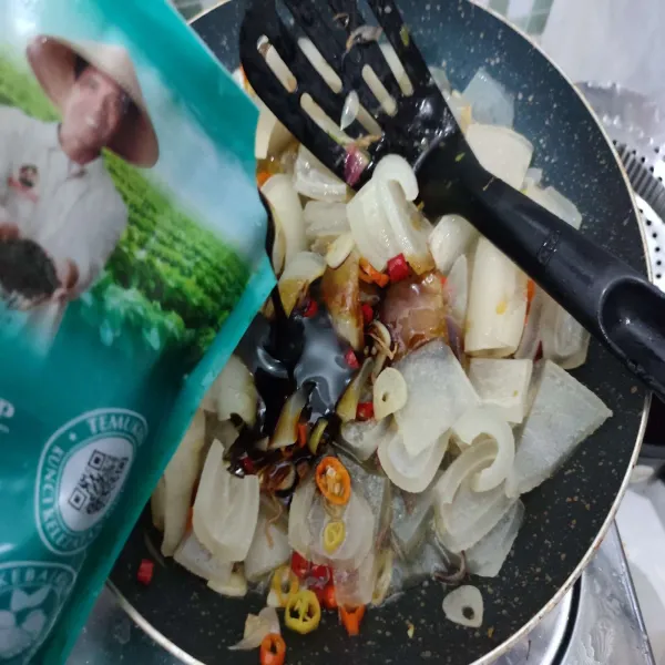 Tambahkan kecap manis dan air, lalu bumbui dengan merica dan kaldu bubuk. Aduk rata.