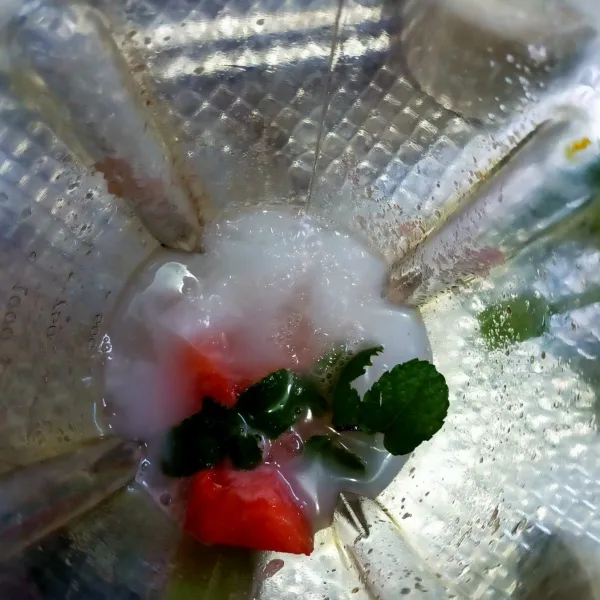 Tambahkan es batu dan air.