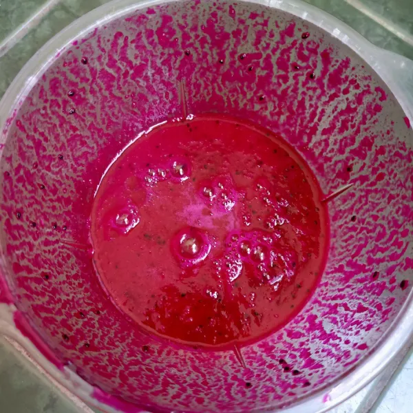 Kemudian haluskan buah naga dan sisihkan.