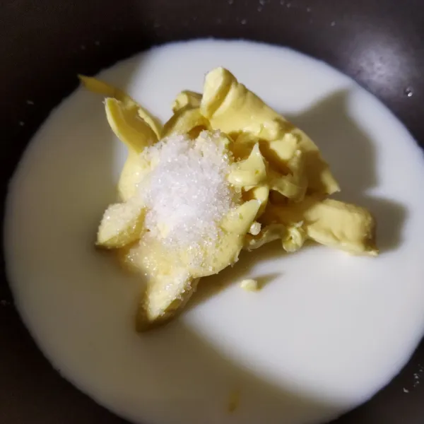 Campur margarin, air, susu dan garam. Lalu masak sampai mendidih, larut dan kalis