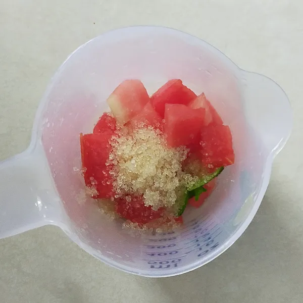 Dalam wadah, masukan buah semangka,daun mint dan gula pasir.