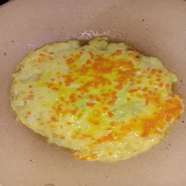Panaskan teflon, tuang 1/2 bagian telur ke dalam teflon, gulung perlahan letakkan di pinggi teflon, lalu tuang lagi setengah adonan telur, lanjutkan gulungan telur tadi.