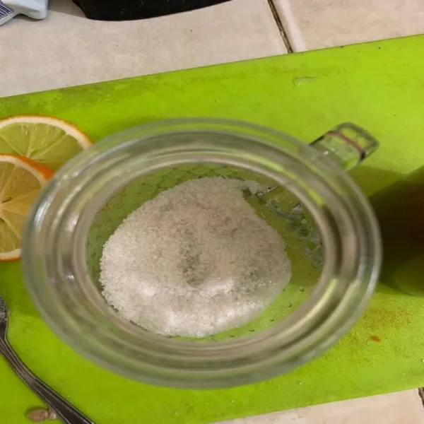 Siapkan gula pasir di dalam gelas saji.