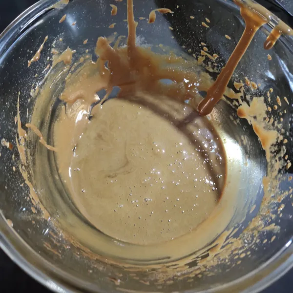 Mixer kopi ditambah dengan  sendok makan air panas hingga mengembang.