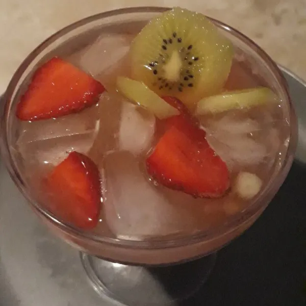 Tambahkan irisan kiwi dan strawberri