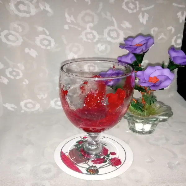Masukkan fresh selai strawberry tadi ke dalam gelas.