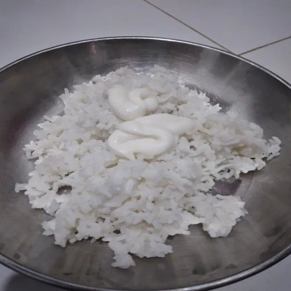 Siapkan nasi putih dingin, campur dengan mayones hingga rata.