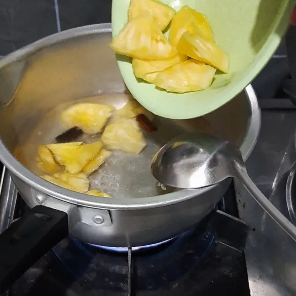 Masukkan potongan nanas, masak selama 5 menit lalu angkat.