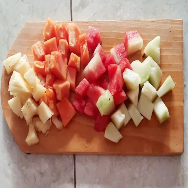 Potong potong buah semngka, nanas, pepaya, melon.