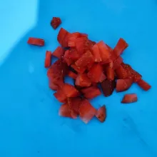 Potong dadu kecil strawberry yang sudah dicuci bersih.