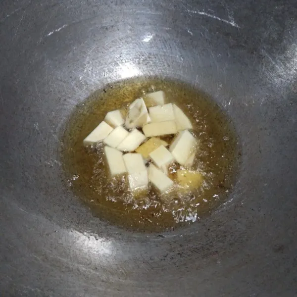 Panaskan minyak goreng, kemudian masukkan ubi goreng hingga matang.