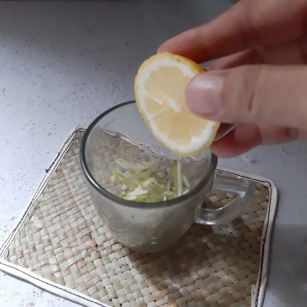 Letakkan serutan apel dalam gelas, beri perasan lemon.