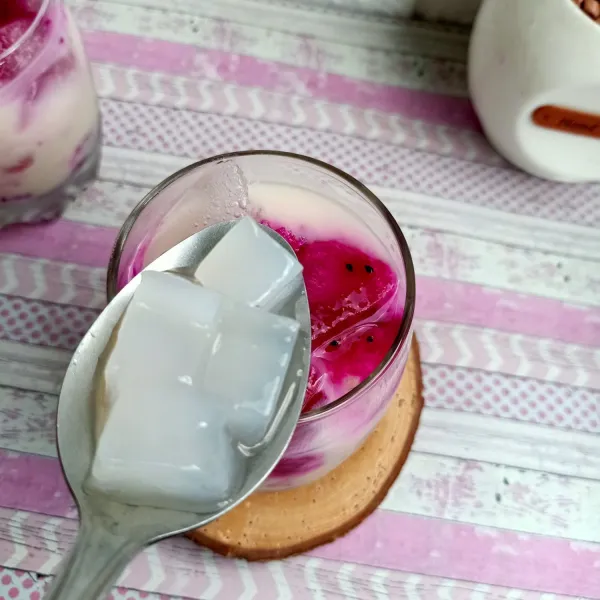 Lalu masukkan nata de coco beberapa kotak sesuai selera.