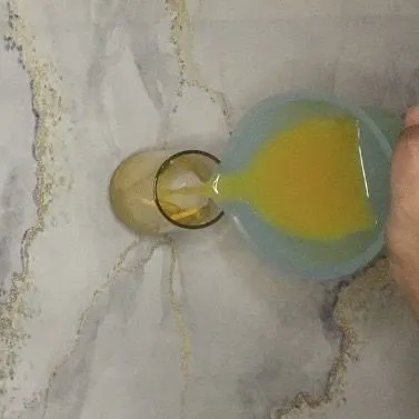Kemudian tuang air jeruk kedalam gelas saji