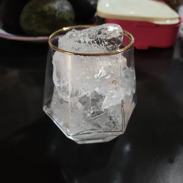 Siapkan es batu dalam gelas.