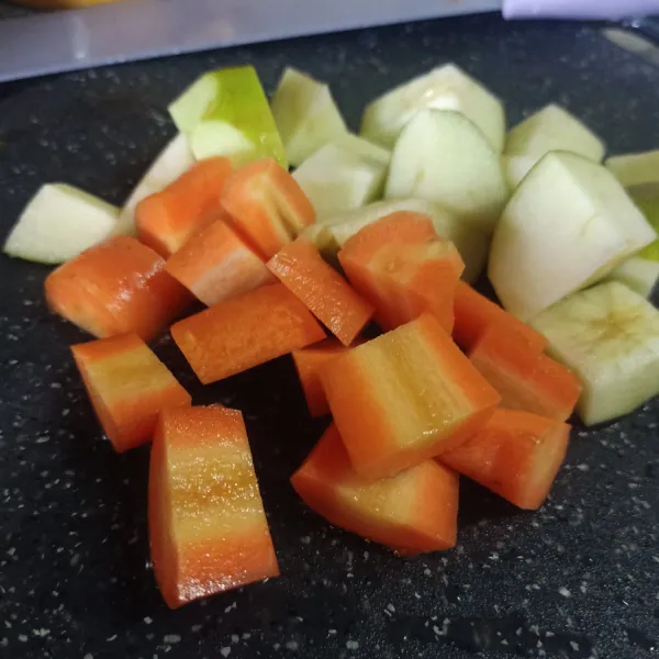 Siapkan bahan. Cuci bersih buah-buahan, lalu potong-potong agar mudah di blender.