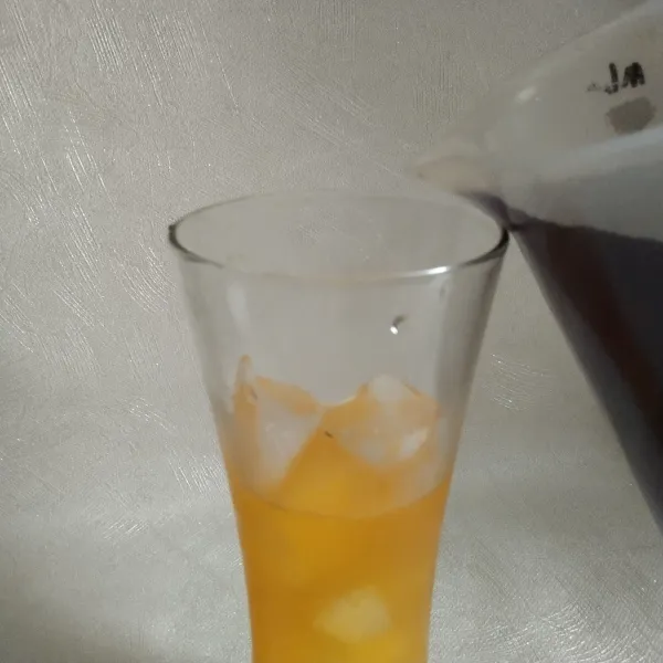 Peras buah lemon, masukkan dalam air telang, aduk setelah berubah warna ungu, masukkan dalam gelas.