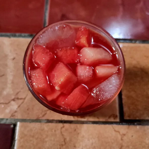 Masukkan potongan buah semangka, aduk lalu sedikit ditekan dan sajikan.