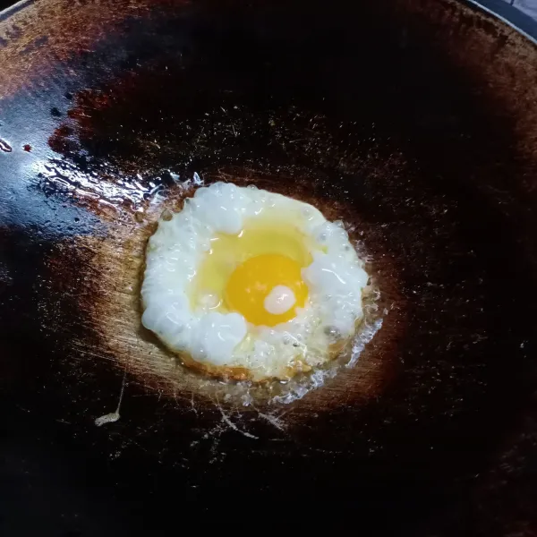 Panaskan sedikit minyak, buat telur ceplok.