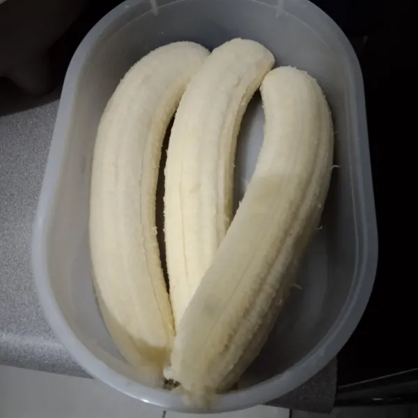 Kupas pisang lalu taruh dalam wadah, bekukan dalam freezer.