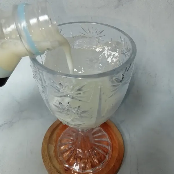 Tuang yogurt hingga setinggi setengah gelas.