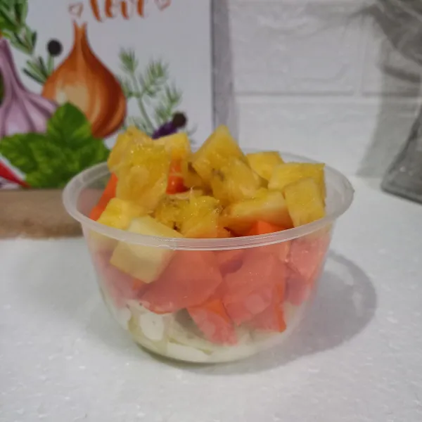 Siapkan buah nanas, pepaya, melon.